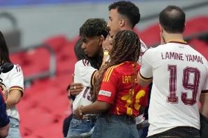 暖心18歲亞馬爾世界杯首秀爆冷平佛得角，21歲女友擁抱安慰