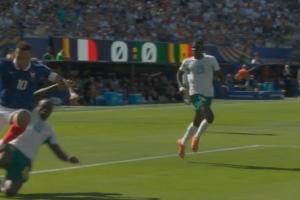 馬內(nèi)禁區(qū)內(nèi)放鏟姆巴佩倒地，裁判看VAR后判罰不是點(diǎn)球！