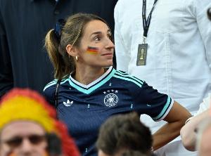 世界杯最具爭議伴侶？納格爾斯曼與女友形影不離，引發不小騷動