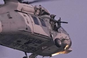突尼斯vs日本賽前 墨西哥空軍直升機在體育場上空盤旋 有持槍士兵