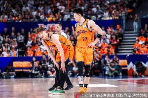 張鎮(zhèn)麟：王哲林不貪功 卻又是關(guān)鍵時(shí)刻能站出來的人 隊(duì)長當(dāng)之無愧