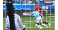 蓉城開場5分鐘1-0新鵬城！女主裁董方雨判點，韋世豪點射破門