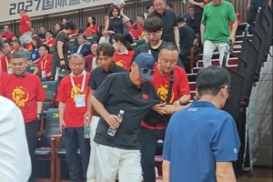 趙本山攜宋小寶現場觀看男籃世預賽 在工作人員攙扶下提前離場