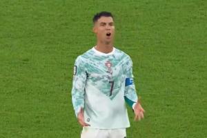 實拍C羅得知被換下反應：不滿+疑惑，呆立幾秒后摘下袖標走下場