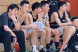 邱彪現(xiàn)場(chǎng)觀戰(zhàn)山東高速青年隊(duì)迎戰(zhàn)山大男籃教學(xué)賽