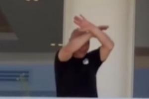 埃及主帥哈桑回國后揮手向現場球迷致意，隨后再次做出交叉手勢