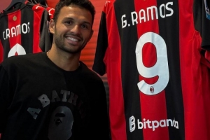 正在度假的貢薩洛·拉莫斯現身米蘭城，跟自己的9號球衣合照打卡