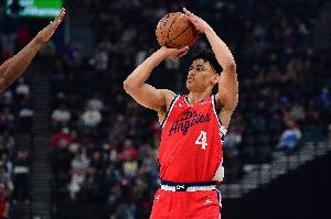 二年級欺負新人！科比·桑德斯17中9轟全場最高26分外加3板5助1斷