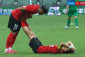 邦本宜裕抽筋無法堅持，被擔架抬下，嚴鼎皓替補登場