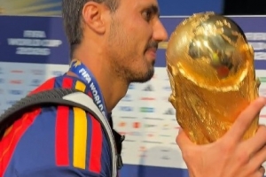 奪冠而歸，羅德里手捧大力神杯離開新聞發布會現場