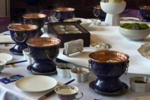 老北京銅鍋涮肉！佩德里女友曬照，兩人品嘗中國美食、游長城