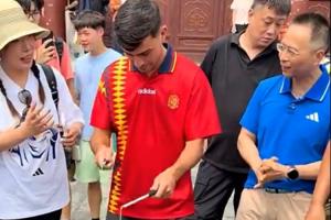 玩得如何？佩德里中國行抖空竹，詹俊現場解說