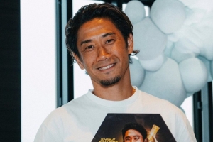 出道20年！多特贈(zèng)送37歲香川真司紀(jì)念品，邀其未來擔(dān)任俱樂部大使