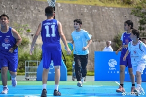 徐杰曬照現身湖北恩施 參與沙特阿美與姚基金公益球場揭幕儀式